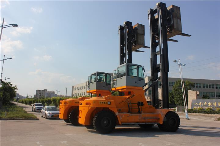 30 Ton Forklift 8.1m