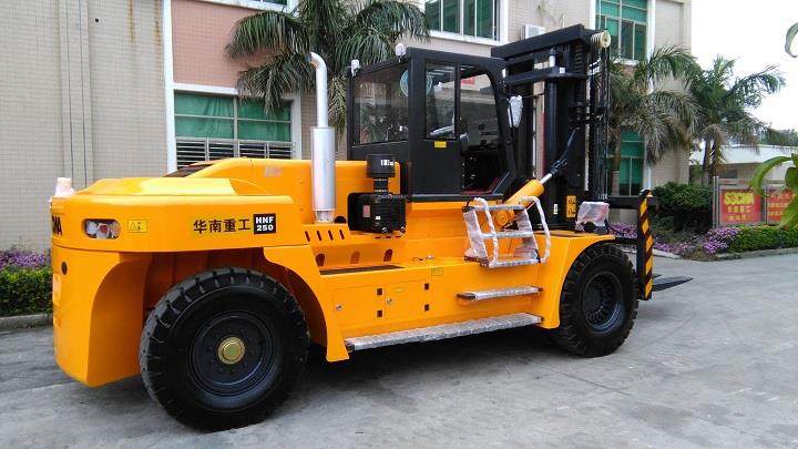 Chariot élévateur robuste 25 tonnes