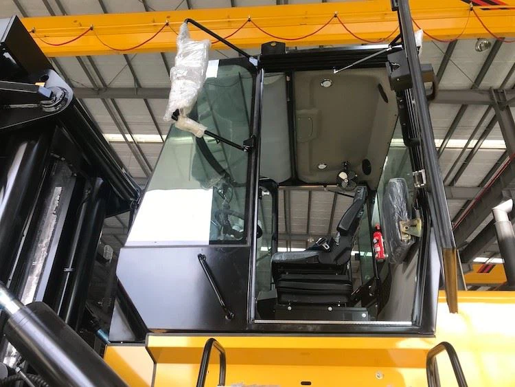 32 TON FORKLIFT 3