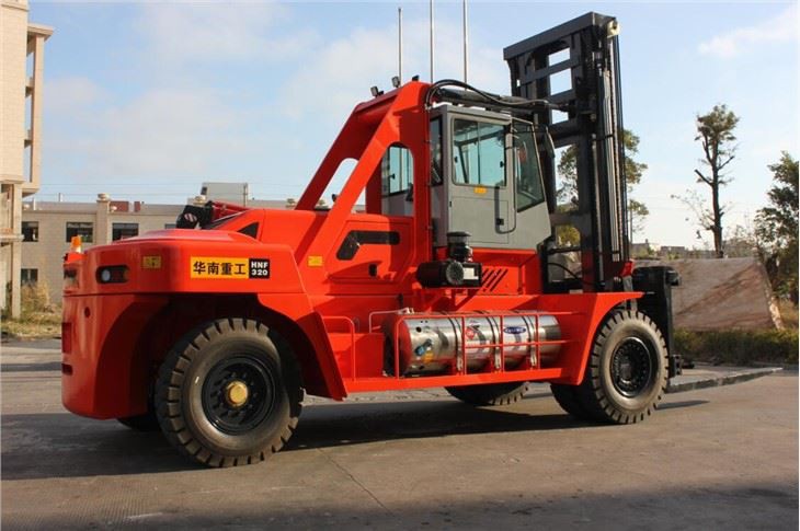 Chariots élévateurs GNL robustes de 32 tonnes