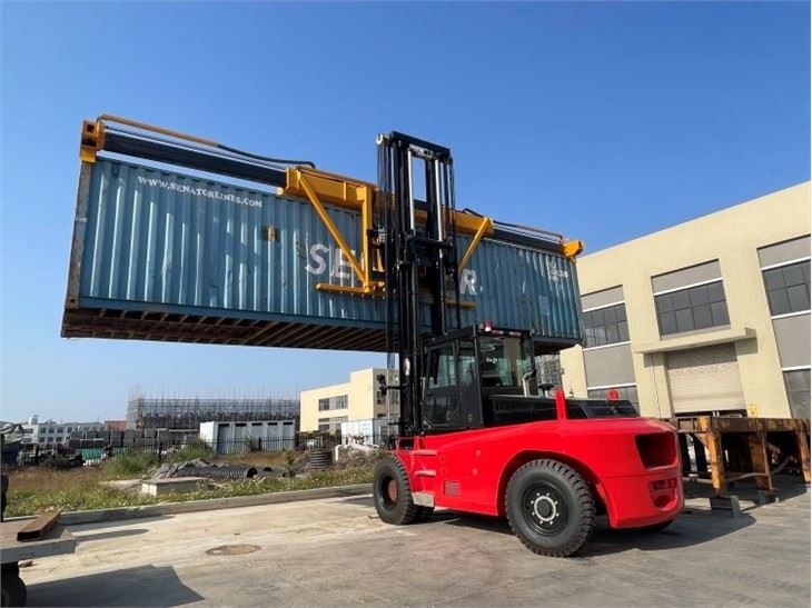 Le chariot élévateur de 10 tonnes attachent le travail de bride de conteneur pour le conteneur vide