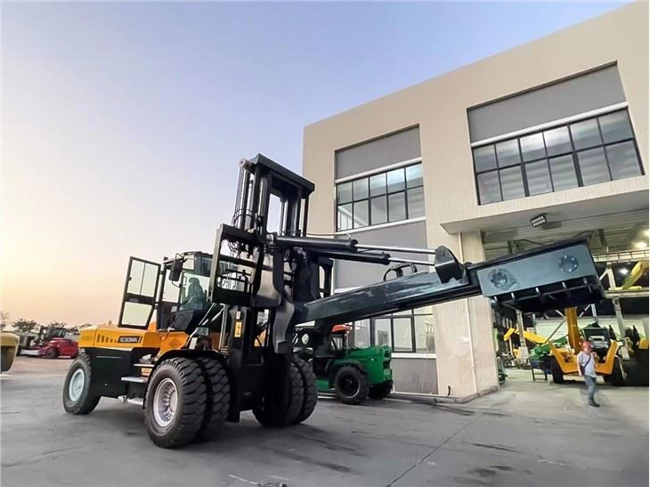 Chariot élévateur 25 tonnes avec remorque