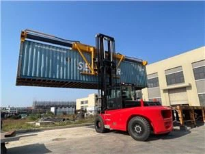 Le chariot élévateur de 10 tonnes attachent le travail de bride de conteneur pour le conteneur vide